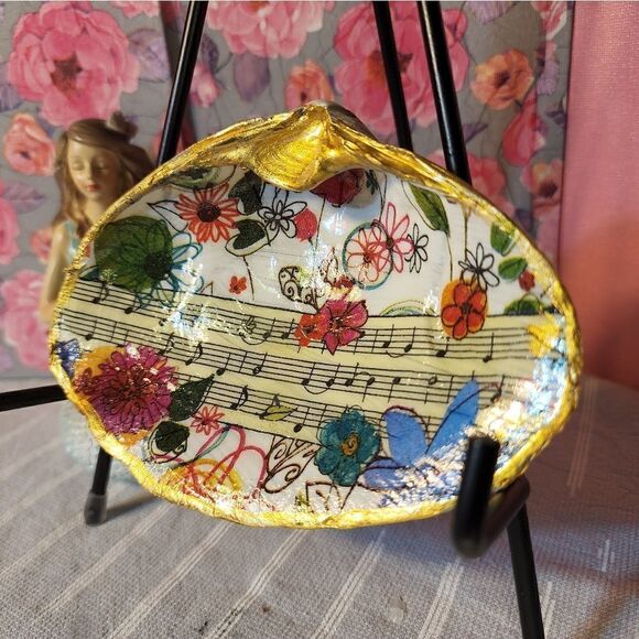 DECOUPAGE CLAM SHELL DECOUPAGE MUSIC 🎶 NOTES AND FLOWERS 💐 ON A CLAM SHELL - Picture 3 of 10